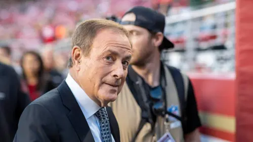 Bình luận viên Al Michaels bị chỉ trích vì phát ngôn về Donald Trump trong trận đấu NFL