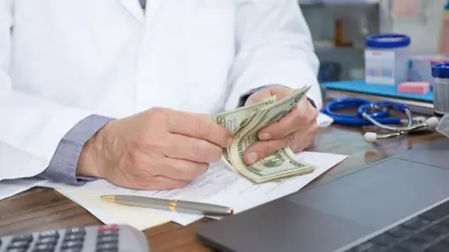 Bệnh viện yêu cầu bệnh nhân có bảo hiểm thanh toán trước khi điều trị