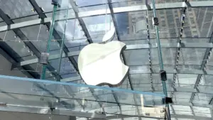 Báo cáo: Nhà phân tích bác bỏ kỳ vọng về iPhone hoàn toàn bằng kính