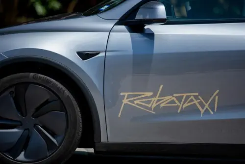 Tesla, Uber và Waymo được phép vận hành hàng nghìn robotaxi tại Nevada