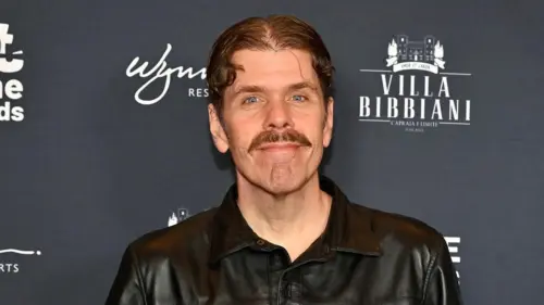 Mẹ của Perez Hilton xin quyền tạm giữ con