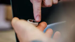 Oura đối mặt vụ kiện cáo buộc theo dõi giấc ngủ AI sai lệch