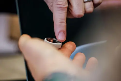 Oura đối mặt vụ kiện cáo buộc theo dõi giấc ngủ AI sai lệch