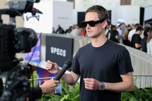 CEO Snap né tránh câu hỏi về đặt hàng trước kính thông minh Specs