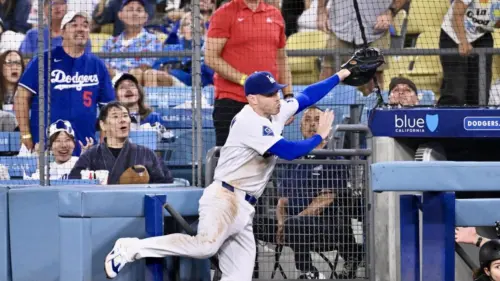 Freddie Freeman tránh chấn thương nghiêm trọng sau pha ngã nguy hiểm xuống khu vực dugout
