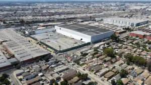 Tranh cãi về thời gian dọn dẹp kho hàng cháy ở Boyle Heights làm gia tăng thêm sự bực bội