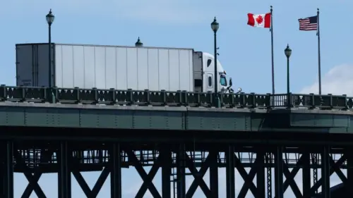 Tổng thống Donald Trump hoãn áp thuế 50% đối với hàng nhập khẩu từ Canada