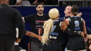 Cựu cầu thủ Enes Kanter Freedom bị đuổi khỏi trận đấu WNBA sau khi bị Natasha Cloud đối chất