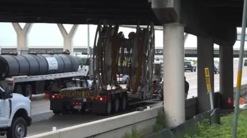 Xe tải 18 bánh va chạm cầu Houston Avenue trên xa lộ I-10, hai làn xe bị chặn