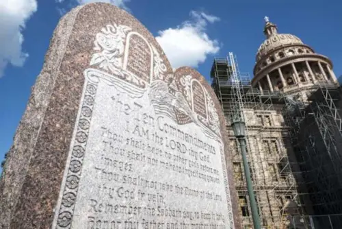 Kiện mới sử dụng luật tự do tôn giáo của Texas để thách thức yêu cầu về Mười Điều Răn