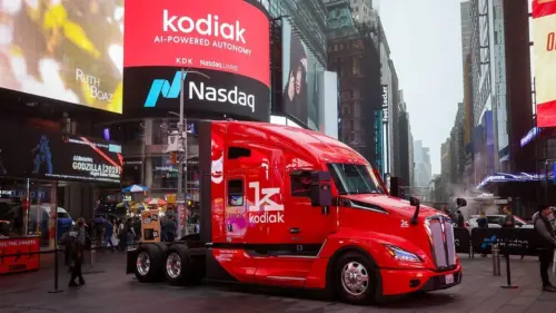 100 xe tải tự lái Kodiak đang tiến ra đường công cộng