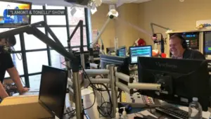 Nam Phát thanh viên Lamont Hollywood bị sa thải khỏi KSAN-FM
