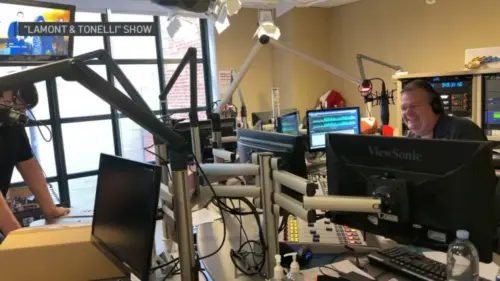 Nam Phát thanh viên Lamont Hollywood bị sa thải khỏi KSAN-FM