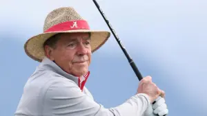 Các trợ lý của Nick Saban có hệ thống lén vào sân golf mà ông không hay biết, cho đến khi gặp sự cố
