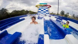 Công viên nước Typhoon Texas tổ chức sự kiện “Cool Down HTX” với màn đổ đá lớn