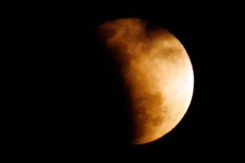 Thời điểm người dân Houston chiêm ngưỡng nguyệt thực ‘Trăng máu gần như’