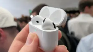 Bản cập nhật macOS mới của Apple được cho là chứa video về AirPods tích hợp camera
