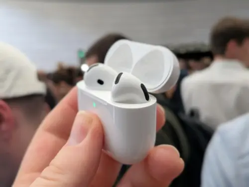 Bản cập nhật macOS mới của Apple được cho là chứa video về AirPods tích hợp camera