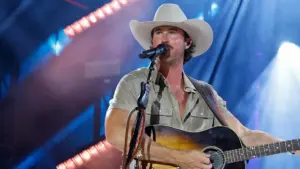 Riley Green ra mắt bản acoustic “Bartender in Destin” gây sốt trên TikTok