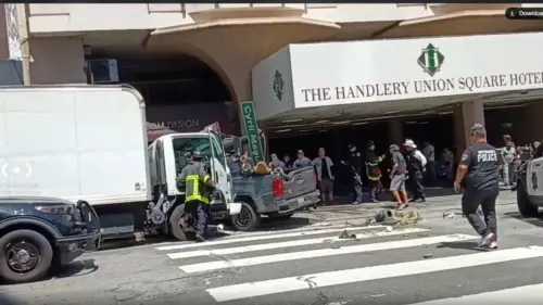 Hai người bị xe bán tải tông bị thương ở San Francisco