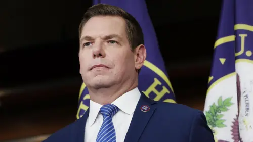 FBI tịch thu thiết bị của cựu Dân biểu Eric Swalwell, khám nhà tại D.C.