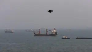 Lực lượng Hoa Kỳ tấn công bệ phóng rocket Iran trên eo biển Hormuz