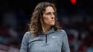 Huấn luyện viên đội Indiana Fever chia sẻ về vấn đề nam giới thi đấu thể thao nữ