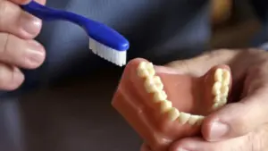 Các mẹo làm đẹp răng miệng trên TikTok có thể gây hại cho răng, chuyên gia cảnh báo
