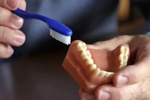 Các mẹo làm đẹp răng miệng trên TikTok có thể gây hại cho răng, chuyên gia cảnh báo