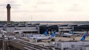 Thống đốc Greg Abbott yêu cầu xem xét các khoản tài trợ của tiểu bang cho Sân bay Bush Intercontinental vì các tiện nghi vệ sinh Hồi giáo