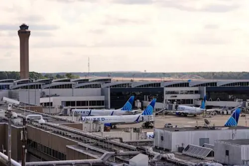 Thống đốc Greg Abbott yêu cầu xem xét các khoản tài trợ của tiểu bang cho Sân bay Bush Intercontinental vì các tiện nghi vệ sinh Hồi giáo