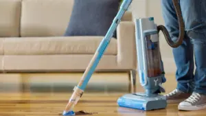 Máy hút bụi đa năng AquaReach của Shark có thanh nối dài để làm sạch các góc hẹp