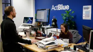 Đồng sáng lập ActBlue, tổ chức gây quỹ của đảng Dân chủ, dùng Tu chính án thứ Năm trước Hạ viện