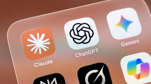 Nghiên cứu: Chatbots AI hàng đầu thiên vị thông tin sai lệch từ cánh tả