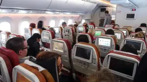 Hành khách bay của Air India bị văng lên trần máy bay trong lúc rung lắc dữ dội