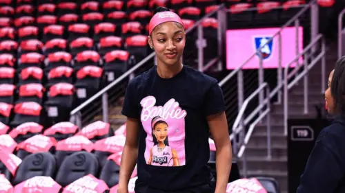 Angel Reese nhận búp bê Barbie, giày riêng và đêm vinh danh WNBA, nhưng vẫn tỏ ra là nạn nhân