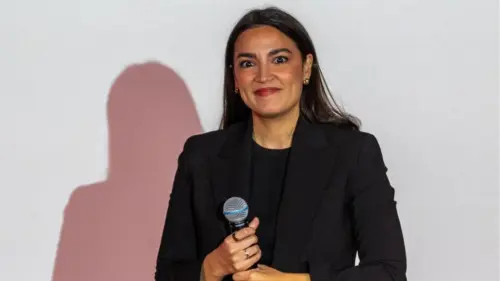 Bà Alexandria Ocasio-Cortez cười xua bỏ ‘thời kỳ woke điên rồ’