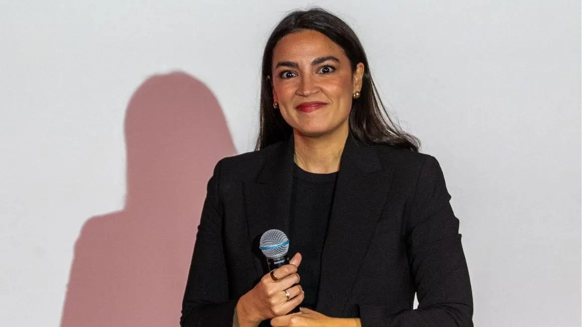Bà Alexandria Ocasio-Cortez cười xua bỏ &#8216;thời kỳ woke điên rồ&#8217;