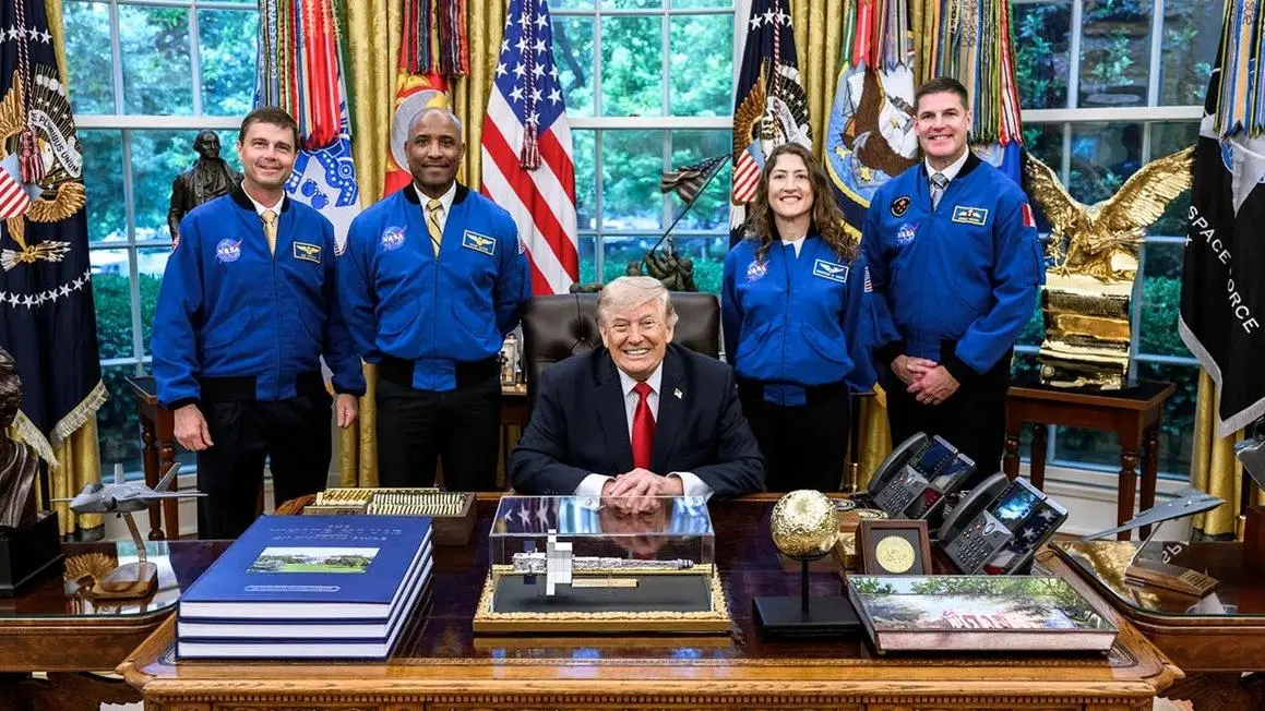 Tổng Thống Donald Trump Vinh Danh Phi Hành Gia Artemis II Lập Kỷ Lục Bay Xa Nhất Lịch Sử