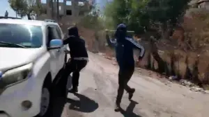 Phụ nữ Palestine và đội ngũ NBC News bị những kẻ định cư Israel đeo mặt nạ tấn công
