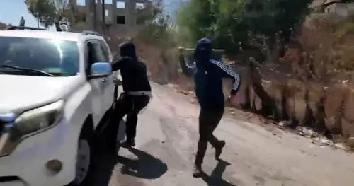 Phụ nữ Palestine và đội ngũ NBC News bị những kẻ định cư Israel đeo mặt nạ tấn công