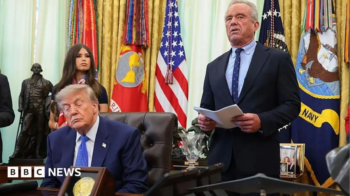 Tổng thống Trump ký lệnh hạn chế vaccine trẻ em, đề xuất chia nhỏ mũi MMR