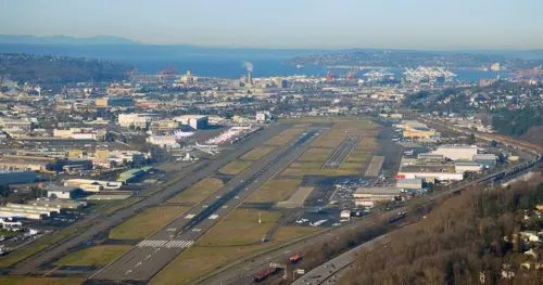 Sở Di Trú Hoa Kỳ giám sát chuyến bay tại Sân bay Boeing với camera trực tiếp