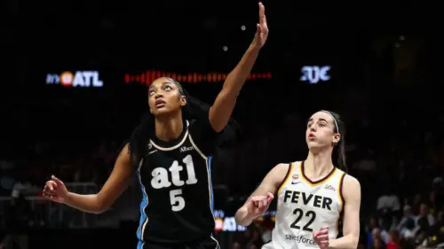Trung vệ Aliyah Boston nói về nụ cười của Caitlin Clark nhắm vào Angel Reese