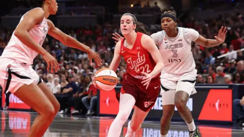 Cựu sao Aces Jackie Young đối đầu với người hâm mộ cuồng nhiệt, Chelsea Gray chốt hạ Caitlin Clark và Indiana Fever trong hiệp phụ