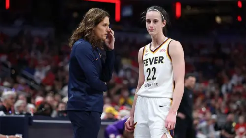 HLV Indiana Fever được cầu thủ bảo vệ sau những lời lẽ gay gắt