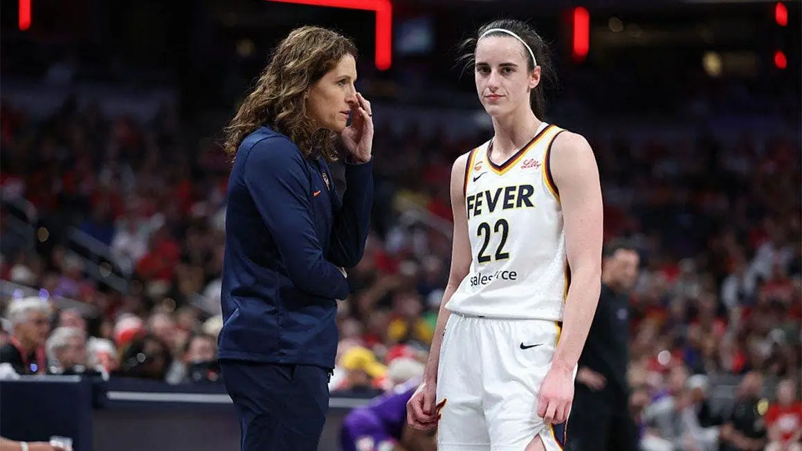 HLV Indiana Fever được cầu thủ bảo vệ sau những lời lẽ gay gắt