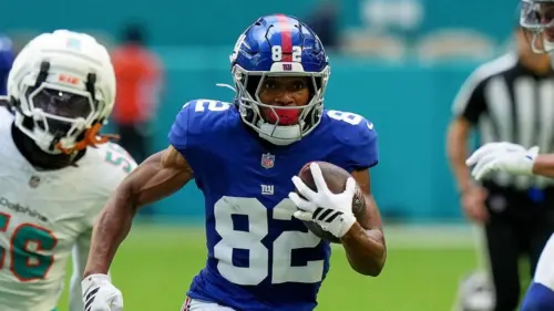 Calvin Austin III, Cầu thủ của New York Giants, bị xe cứu thương đưa ra khỏi sân vì chấn thương đầu gối nghiêm trọng