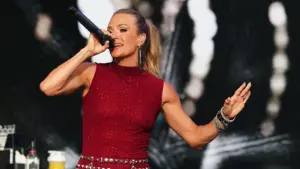 Carrie Underwood Trở Lại SNF, Angel Reese Ăn Mừng Đêm Barbie & WAGs NFL Sẵn Sàng Cho Trại Huấn Luyện