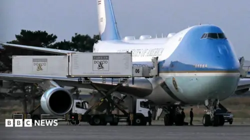 Tổng Thống Trump bí mật đổi phi cơ vì lo ngại an ninh từ Iran
